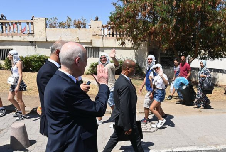 Sans titre 211 Kaïs Saïed se déplace à pied à la ville de Radès passant par Mégrine