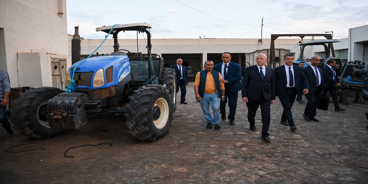 Kais Saied Henchir Chaal Kais Saied : il est inadmissible de vendre 37 tracteurs appartenant à Henchir Chaâl à 167 mille dinars